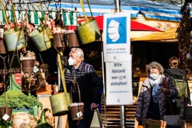Người dân đeo khẩu trang phòng lây nhiễm COVID-19 tại Munich, Đức. (Ảnh: THX/TTXVN)