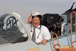 Chủ tịch nước Lê Đức Anh lên buồng lái máy bay chiến đấu Su-27 trong chuyến thăm Trung đoàn Không quân 937, Quân chủng Không quân Việt Nam (1/5/1996). (Ảnh: Cao Phong/TTXVN)