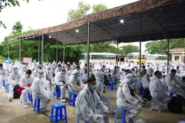 Tiếp nhận các công dân nhập cảnh. (Ảnh: Chanh Đa/TTXVN)