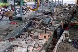 Hiện trường vụ đổ tường rào. (Nguồn: baophapluat.vn)