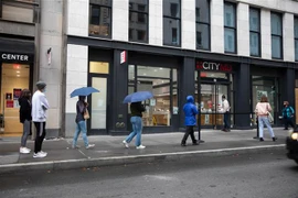 Người dân xếp hàng chờ xét nghiệm COVID-19 tại New York, Mỹ. (Ảnh: THX/TTXVN) 