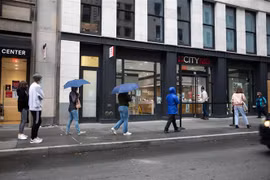 Người dân xếp hàng chờ xét nghiệm COVID-19 tại New York, Mỹ. (Ảnh: THX/TTXVN) 