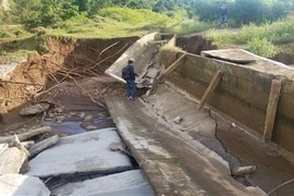 Kênh dẫn thủy lợi Pleikeo có chiều dài khoảng 40m, bị đổ sập hòa toàn vào cuối tháng 10/2020. (Ảnh: Hồng Điệp/TTXVN)