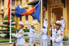 Lễ thượng cờ ASEAN. (Ảnh: Lâm Khánh/TTXVN)