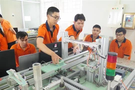 Sinh viên Trường Đại học Lạc Hồng thực hành tại Phòng thí nghiệm (PLC Lab). (Ảnh: Minh Hưng/TTXVN)