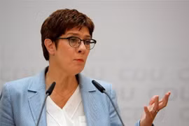 Bộ trưởng Quốc phòng Đức Annegret Kramp-Karrenbauer phát biểu tại một cuộc họp báo ở Berlin. (Ảnh: AFP/TTXVN)
