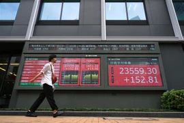 Bảng chỉ số chứng khoán bên ngoài Sàn giao dịch chứng khoán Tokyo, Nhật Bản. (Ảnh: AFP/TTXVN)