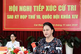 Chủ tịch Quốc hội Nguyễn Thị Kim Ngân phát biểu tại buổi tiếp xúc cử tri quận Cái Răng. (Ảnh: Trọng Đức/TTXVN)