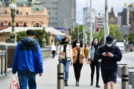 Người dân đeo khẩu trang phòng lây nhiễm COVID-19 tại Melbourne, Victoria, Australia. (Ảnh: THX/TTXVN)