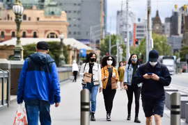 Người dân đeo khẩu trang phòng lây nhiễm COVID-19 tại Melbourne, Victoria, Australia. (Ảnh: THX/TTXVN)