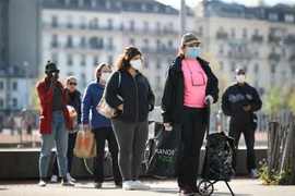 Người dân đeo khẩu trang phòng dịch COVID-19 tại Geneva, Thụy Sĩ. (Ảnh: AFP/TTXVN)