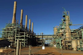 Một cơ sở khai thác dầu tại thị trấn Ras Lanuf, Libya. (Ảnh: AFP/TTXVN)