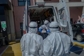 Nhân viên y tế chuyển bệnh nhân mắc COVID-19 từ xe cứu thương vào một bệnh viện ở Istanbul, Thổ Nhĩ Kỳ. (Ảnh: AFP/TTXVN)