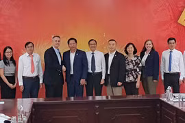 Đoàn Đại sứ quán Hoa Kỳ chụp ảnh lưu niệm với tỉnh An Giang. (Nguồn: baoangiang.com.vn)