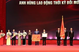 Chủ tịch Quốc hội Nguyễn Thị Kim Ngân trao danh hiệu Anh hùng Lao động thời kỳ đổi mới cho Quỹ Bảo trợ trẻ em Việt Nam. (Ảnh: Trọng Đức/TTXVN)