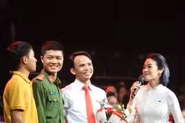 Thầy giáo Hoàng Đức Mạnh - Trường THCS Lê Thanh ( huyện Mỹ Đức, Hà Nội) (thứ 2 từ phải sang) giao lưu với các học trò tại chương trình. (Ảnh: Hoàng Hiếu/TTXVN)