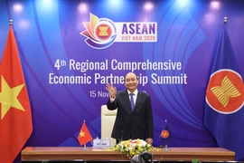 Thủ tướng Nguyễn Xuân Phúc, Chủ tịch ASEAN 2020, chủ trì Hội nghị Cấp cao Hiệp định Đối tác Kinh tế Toàn diện Khu vực (RCEP) lần thứ 4 theo hình thức trực tuyến. (Ảnh: Thống Nhất/TTXVN)