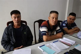 Các đối tượng (từ trái qua): Hoàng Văn Phi, Đào Văn Hùng, Nguyễn Ngọc Lâm tại cơ quan điều tra. (Ảnh: Thanh Tân/TTXVN)