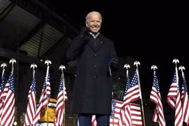 Ứng viên Tổng thống Mỹ của đảng Dân chủ Joe Biden tại cuộc vận động tranh cử ở thành phố Pittsburgh, bang Pennsylvania ngày 2/11. (Ảnh: AFP/TTXVN)
