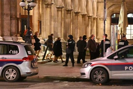 Cảnh sát Áo hỗ trợ khán giả rời khỏi nhà hát ở trung tâm thủ đô Vienna sau vụ nổ súng tối 2/11. (Ảnh: AFP/TTXVN)