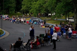 Người lao động xếp hàng đăng ký tìm việc tại trung tâm việc làm Kentucky ở Frankfort, Kentucky (Mỹ). (Ảnh: Reuters/TTXVN)