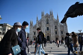 Người dân đeo khẩu trang phòng lây nhiễm COVID-19 tại Milan, Italy. (Ảnh: AFP/TTXVN)
