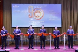 Trưởng Ban Tuyên giáo Trung ương Võ Văn Thưởng, Chủ tịch Ủy ban Trung ương Mặt trận Tổ quốc Việt Nam Trần Thanh Mẫn và các đại biểu cắt băng khai mạc trưng bày chuyên đề. (Ảnh: Doãn Tấn/TTXVN)