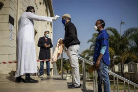 Kiểm tra thân nhiệt phòng lây nhiễm COVID-19 tại Midrand, Johannesburg, Nam Phi. (Ảnh: AFP/TTXVN)
