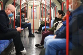 Hành khách đi tàu điện ngầm tại London. (Nguồn: PA)