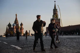 Người dân đeo khẩu trang phòng dịch COVID-19 tại Moskva, Nga. (Ảnh: THX/TTXVN)