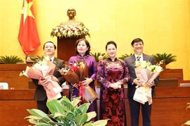 Chủ tịch Quốc hội Nguyễn Thị Kim Ngân tặng hoa chúc mừng Bộ trưởng Bộ Y tế, Bộ trưởng Bộ Khoa học và Công nghệ và Thống đốc Ngân hàng Nhà nước Việt Nam vừa được Quốc hội phê chuẩn. (Ảnh: Trọng Đức/TTXVN)