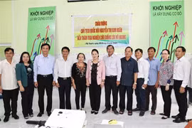 Chủ tịch Quốc hội Nguyễn Thị Kim Ngân thăm Trung tâm sản xuất giống lúa và gạo ST25. (Ảnh: Trọng Đức/TTXVN)