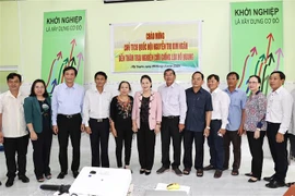 Chủ tịch Quốc hội Nguyễn Thị Kim Ngân thăm Trung tâm sản xuất giống lúa và gạo ST25. (Ảnh: Trọng Đức/TTXVN)
