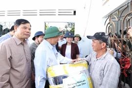 Thủ tướng Nguyễn Xuân Phúc đến thăm hỏi và tặng quà cho ông Trần Văn Đô tại Tổ dân phố 2, Thị trấn La Hà, huyện Tư Nghĩa có nhà bị sập hoàn toàn. (Ảnh: Thống Nhất/TTXVN)