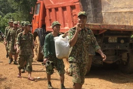 Lực lượng quân đội tiếp tục chi viện để tìm kiếm các nạn nhân còn mất tích trong vụ sạt lở tại xã Trà Leng. (Ảnh: Trần Tĩnh/TTXVN)