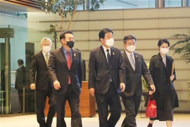 Nhóm nghị sỹ thành viên Liên minh nghị sỹ Hàn-Nhật tới chào xã giao Thủ tướng Nhật Bản Suga Yoshihide tại Tokyo, Nhật Bản. (Ảnh: Yonhap/TTXVN)