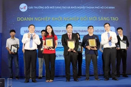 Trao Giải thưởng I-Star cho Nhóm 1 - Doanh nghiệp khởi nghiệp đổi mới sáng tạo tiêu biểu. (Ảnh: Tiến Lực/TTXVN)