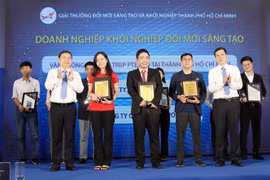 Trao Giải thưởng I-Star cho Nhóm 1 - Doanh nghiệp khởi nghiệp đổi mới sáng tạo tiêu biểu. (Ảnh: Tiến Lực/TTXVN)
