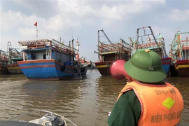 Bộ đội Biên phòng tỉnh Quảng Bình chủ động ứng phó với bão số 13. (Ảnh: TTXVN phát)