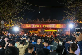 Ngay sau các hoạt động dâng hương, rước kiệu Ngọc Lộ, đúng 23 giờ 55, ban tổ chức lễ hội đền Trần mở cửa đền cho người dân vào làm lễ đầu năm. (Ảnh: Minh Sơn/Vietnam+)