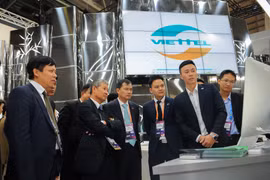 Lãnh đạo Bộ Thông tin và Truyền thông thăm gian hàng của Viettel tại MWC 2019. (Ảnh: VT)