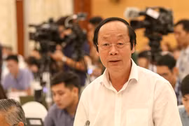 Thứ trưởng Bộ Tài nguyên và Môi trường Võ Tuấn Nhân công bố kết quả quan trắc các mẫu lấy tại khu vực xung quanh khu vực xảy ra vụ hỏa hoạn ngày 28/8 tại Công ty Cổ phần Bóng đèn phích nước Rạng Đông. (Ảnh: Minh Sơn/Vietnam+)