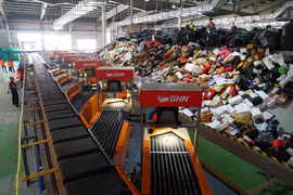 Hệ thống tự động phân loại hàng hóa của Giao Hàng Nhanh có khả năng phân loại 30.000 đơn hàng/giờ. (Ảnh: PV/Vietnam+)