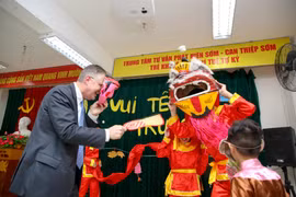 Chiều 4/9, Đại sứ Mỹ tại Việt Nam Daniel Kritenbrink đã tới thăm Trung tâm Sao Mai – Trung tâm chuyên tư vấn phát hiện sớm và chăm sóc trẻ em khuyết tật trí tuệ và tự kỷ tại Hà Nội. (Ảnh: Minh Sơn/Vietnam+)