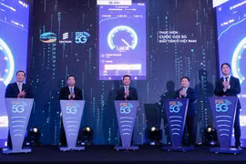 Ấn nút thử nghiệm 5G đầu tiên ở Việt Nam. (Ảnh: CTV/Vietnam+)