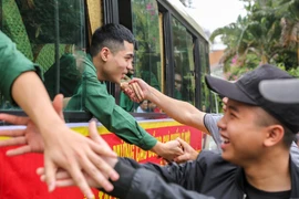 Sáng 20/9 tại Hà Nội, nhiều quận/huyện và các đơn vị chỉ huy quân sự đã tiến hành Lễ giao nhận quân năm 2019. Từ sáng sớm, hàng trăm người dân khu vực Cầu Giấy đã tập trung tại Sân vận động Nghĩa Tân, động viên các tân binh lên đường nhập ngũ. (Ảnh: Minh 