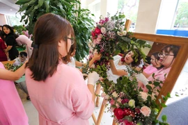 Sáng 6/3, nhân kỷ niệm 109 năm Ngày quốc tế Phụ nữ (8/3/1910 - 8/3/2019), Thông tấn xã Việt Nam đã diễn ra hội thi cắm hoa 'Sắc xuân Thông tấn; với sự tham gia đông đảo cán bộ nữ công đoàn Thông tấn xã Việt Nam. (Ảnh: Minh Sơn/Vietnam+) 
