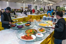 Trong suốt 5 ngày hoạt động từ 25/2 - 1/3 tại Trung tâm Báo chí Quốc tế, khu nhà ăn sẽ mở cửa liên tục để phục vụ các phóng viên, nhà báo trong và ngoài nước. (Ảnh: Minh Sơn/Vietnam+)