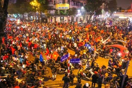 Biển người đổ về trung tâm ăn mừng tuyển Việt Nam vào tứ kết Asian Cup