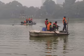 Lực lượng chức năng đã được huy động để tìm kiếm nam thanh niên. (Ảnh: PV/Vietnam+)